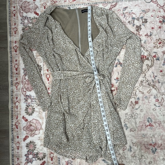 Pretty Little Thing Juniors Size 10 Long Sleep Ruffle Wrap Shorts Romper‎ Beige - Picture 9 of 14